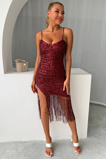 Robe courte bordeaux à paillettes scintillantes avec franges
